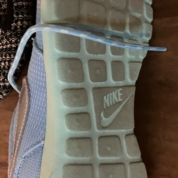 Used 2015 Nike Roshe Run Baby Blue Athletic Sneakers Sz US 7Y , ID = 599729-405. - Picture 4 of 13